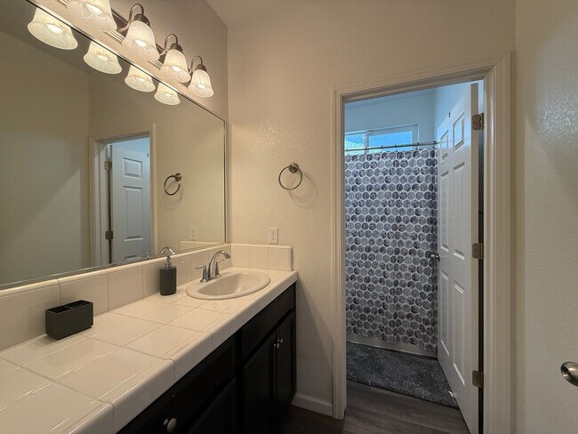 Building Photo - Must See! Fully furnished 3 bedroom, 2 bat...