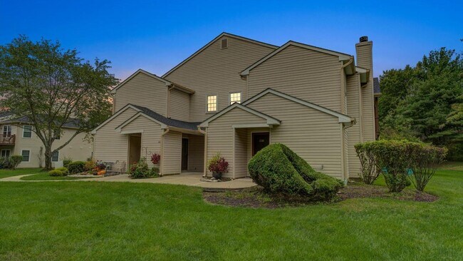 Building Photo - 833 Mariposa Ct