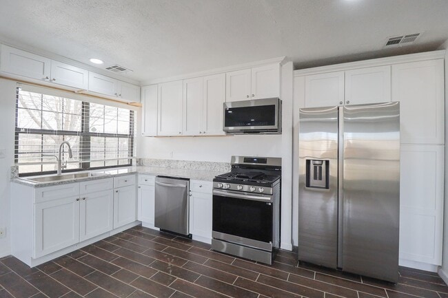 Building Photo - 4 Bed | 2 Bath in East Tulsa!