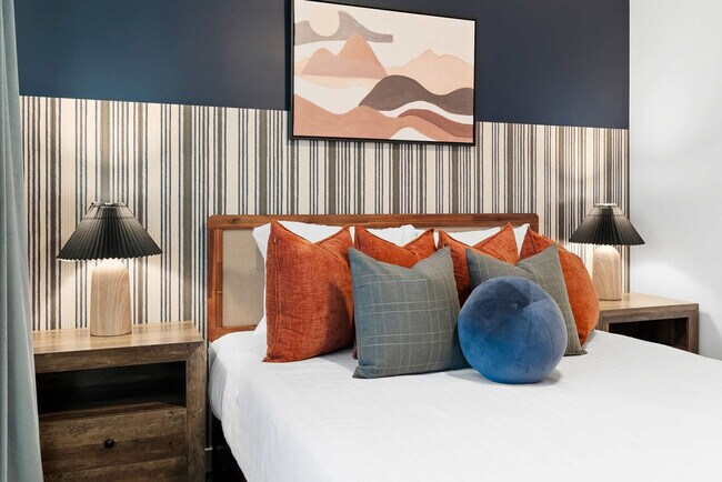 Building Photo - 4530 W Paradise Dr