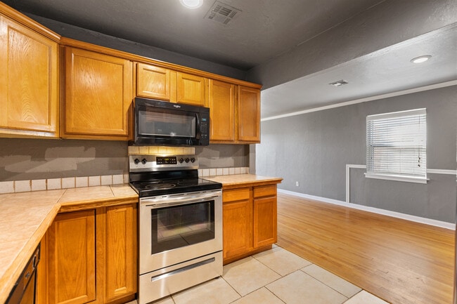 Building Photo - 3221 NW 39th Terrace