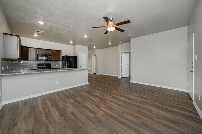 Building Photo - Bright & Cozy Townhome