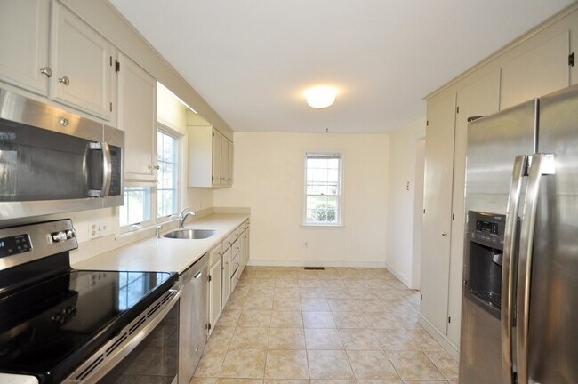 Building Photo - 15 Seaborn Pl
