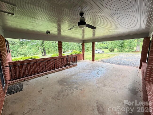 Building Photo - 2590 Otis Dellinger Rd