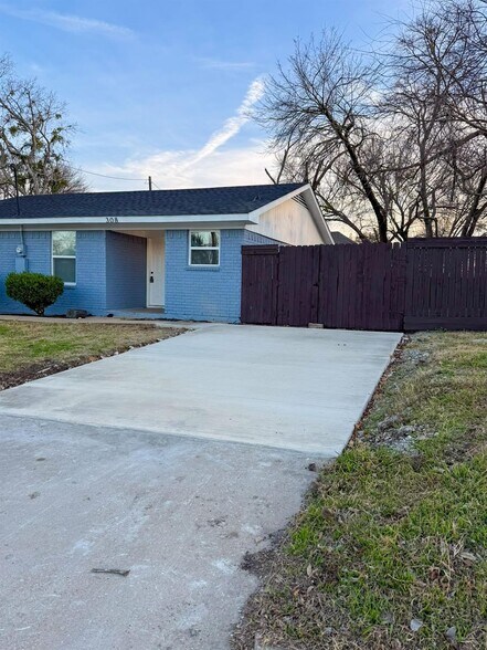 Building Photo - 308 E Bourn St