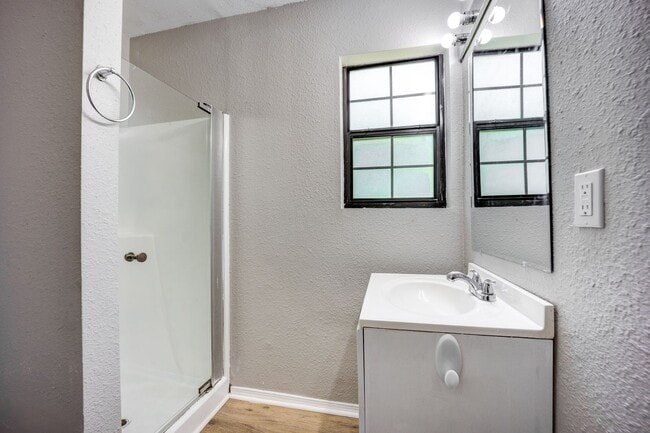 Building Photo - ***Free Month Rent, Low Deposit*** Freshly Updated 3 Bedroom House