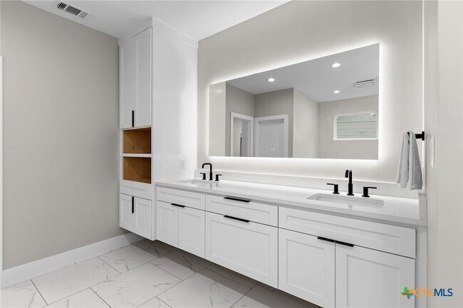 Building Photo - 2204 Magnolia Dr