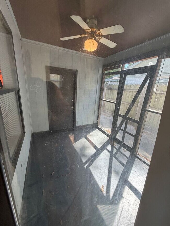 Building Photo - 2 Bedroom Available Today!