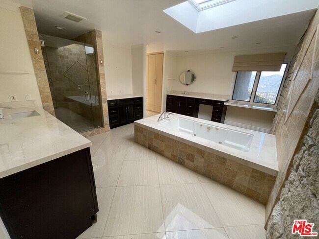 Building Photo - 1743 Stone Canyon Rd