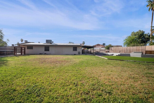 Building Photo - 4515 W Shaw Butte Dr