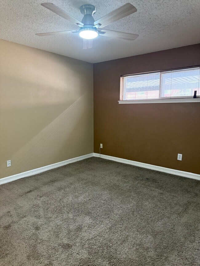 Building Photo - 6402 Del Monte Dr