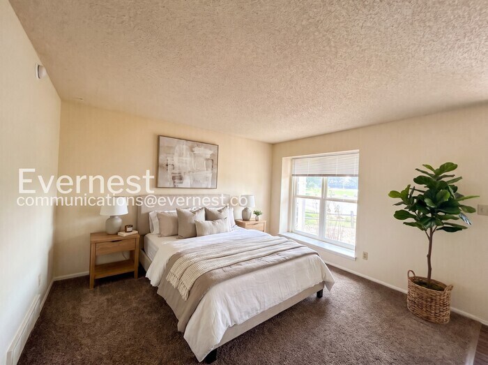 Building Photo - 2702 Dickens Dr