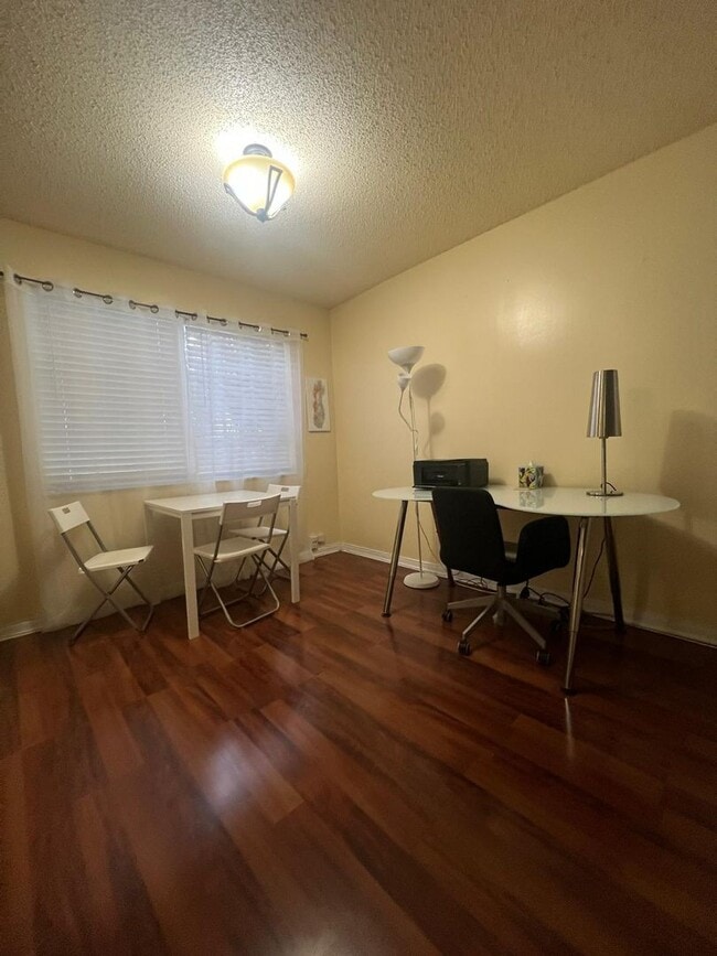 Building Photo - Fully Furnished 1-Bedroom Retreat in Windm...