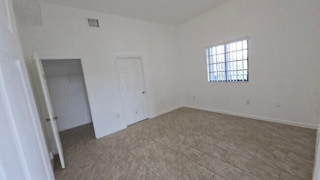 Building Photo - 2801 Riverside Dr