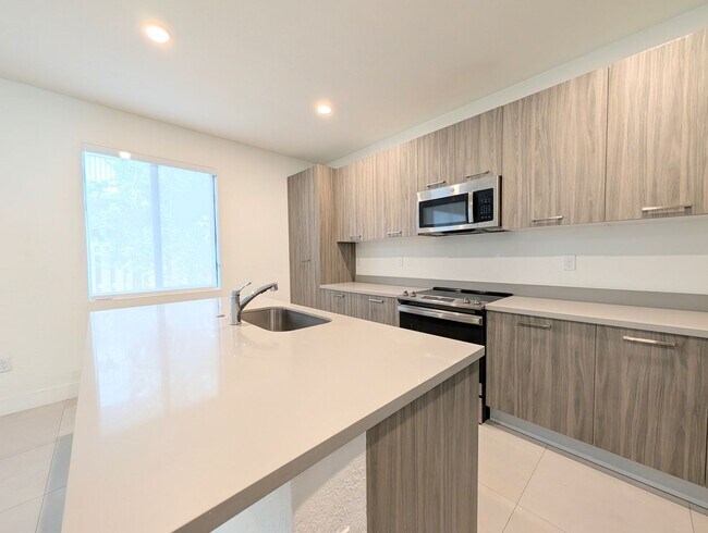 Building Photo - Spacious 3 Bedroom / 3.5 Bathroom Townhome for Rent – Miami