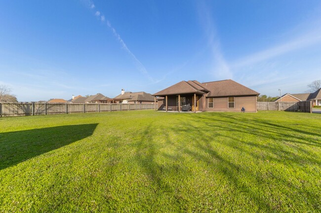 Building Photo - Welcome to Live Oak Circle!