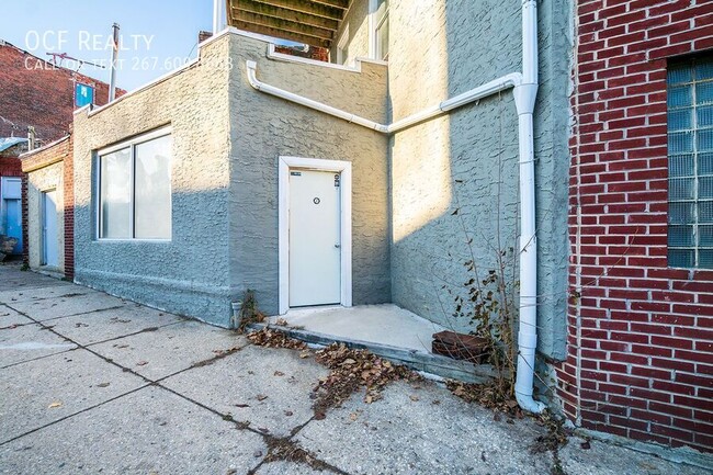 Building Photo - 3826 Lancaster Ave