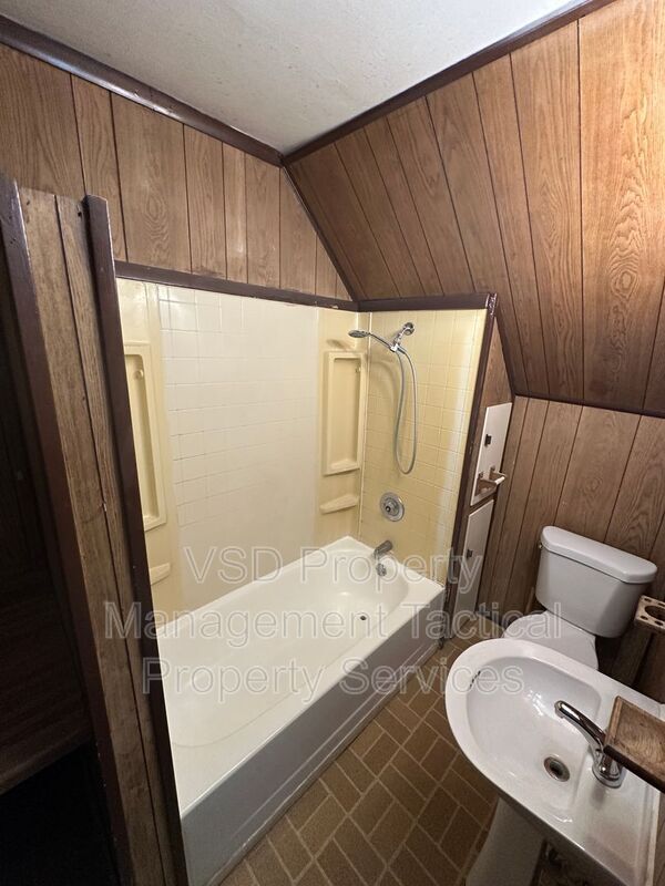 Building Photo - 4413 Woburn Ave