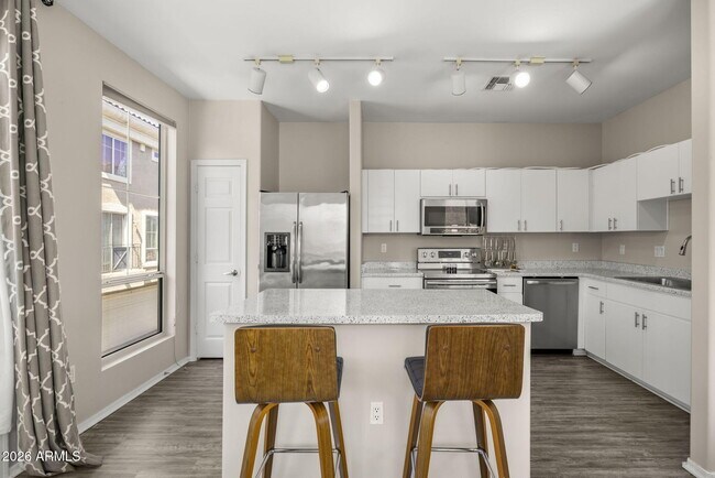 Building Photo - 2450 W Glenrosa Ave