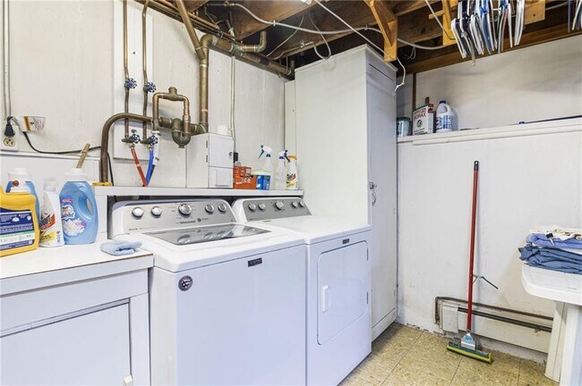 Building Photo - 27 Westwood Dr