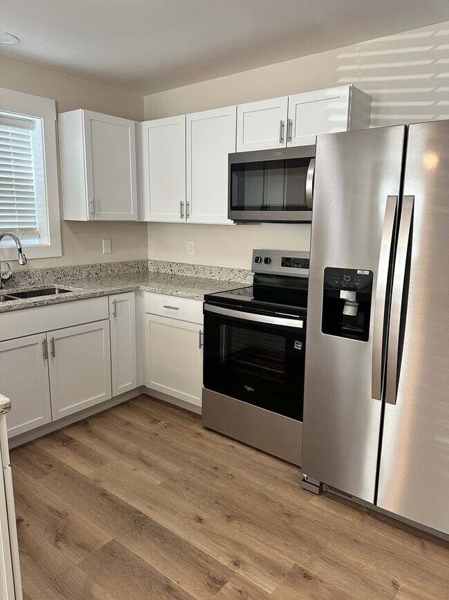 Building Photo - 102 W 15th Ave