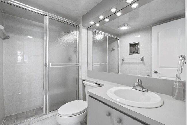 Building Photo - 581 Blue Heron Dr