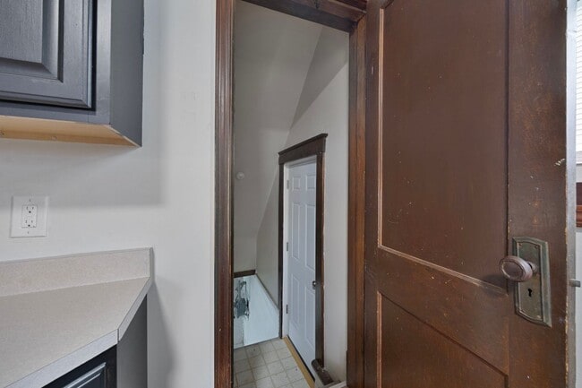 Building Photo - West Price Hill - Charming 3 bedroom 1 bath