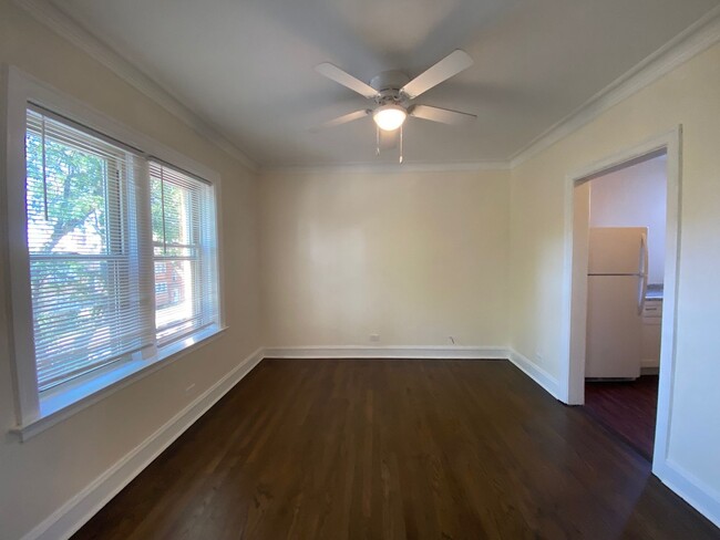 Building Photo - Large 1 Bedroom with Dining Room / Heat  &...