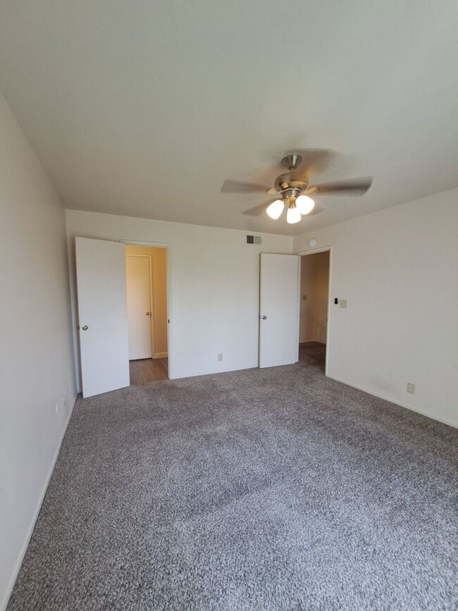 Building Photo - Beautiful 2 Bedroom Condominium Near Fashi...