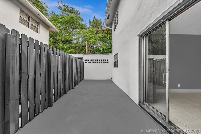 Building Photo - 626 SW 14th Ave