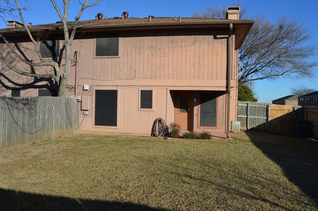 Building Photo - 3 Bedroom Townhome for Lease