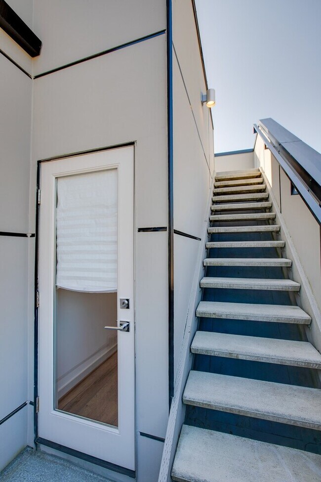 Building Photo - Impeccable Greenwood Townhome with Air Con...