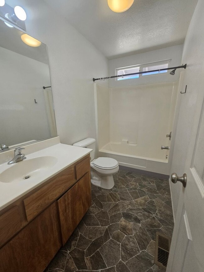Building Photo - Available Now in Kelseyville Riviera