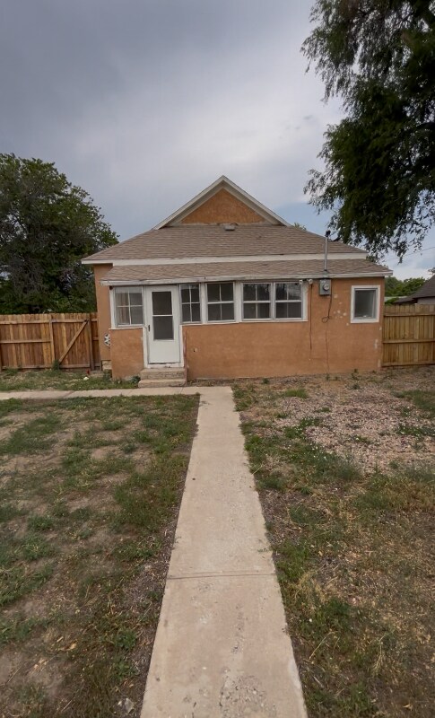 Building Photo - 1402 E 12th St