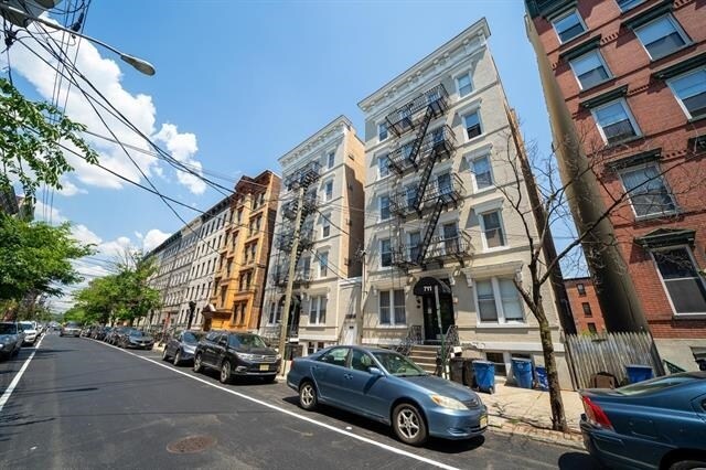 Building Photo - 711 Willow Ave