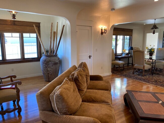 Building Photo - FLEXIBLE FULLY FURNISHED Point Loma Home! AC! All Utilities Included!