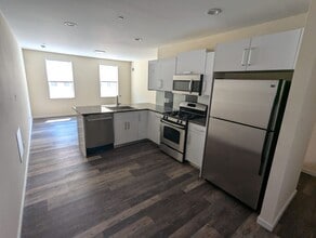 Building Photo - NY Style Townhome 3br/2ba in Gated Community with Garage Parking