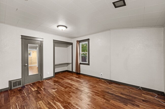 Building Photo - Meticulously UpdatedComstock Rancher!