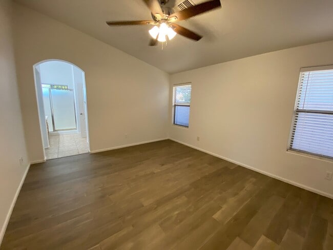 Building Photo - Enjoy Golf Course Living: Refreshed 4-Bedr...