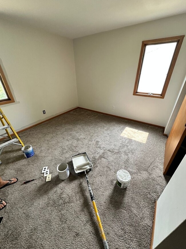 Building Photo - 4 Bedroom House!