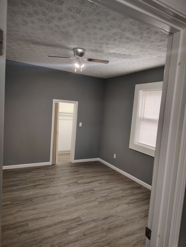 Building Photo - 609 E Mulberry St