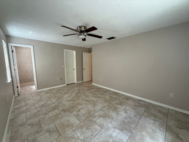 Building Photo - Spacious 2 Bedroom, 2 Bath, 2 car garage Home For Rent in New Port Richey!