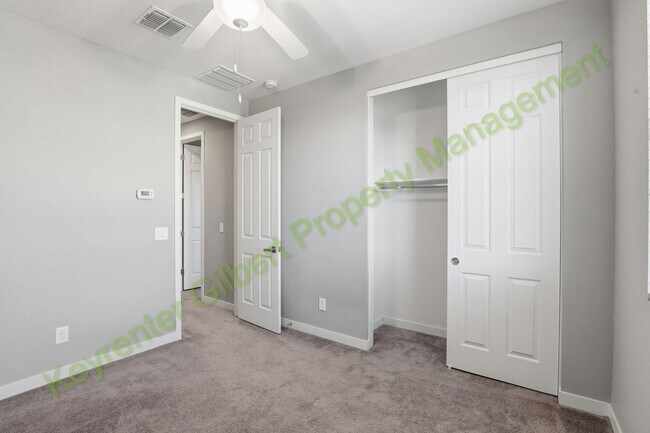 Building Photo - Charming 3-bed/3bath Gilbert Corner Lot Ho...