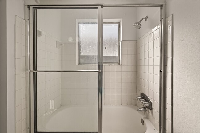 Building Photo - 2201 Fountain View Dr