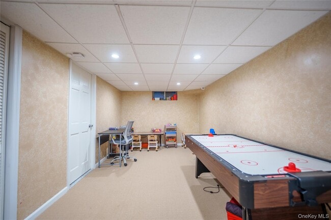 Building Photo - 10 Hidden Pond