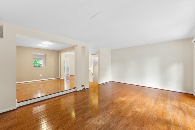 Building Photo - This move-in ready, professionally cleaned 3-bedroom, 3.5-bathroom townhouse in Reston Town Cente...