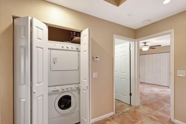 Building Photo - 2299 Treasure Isle Dr
