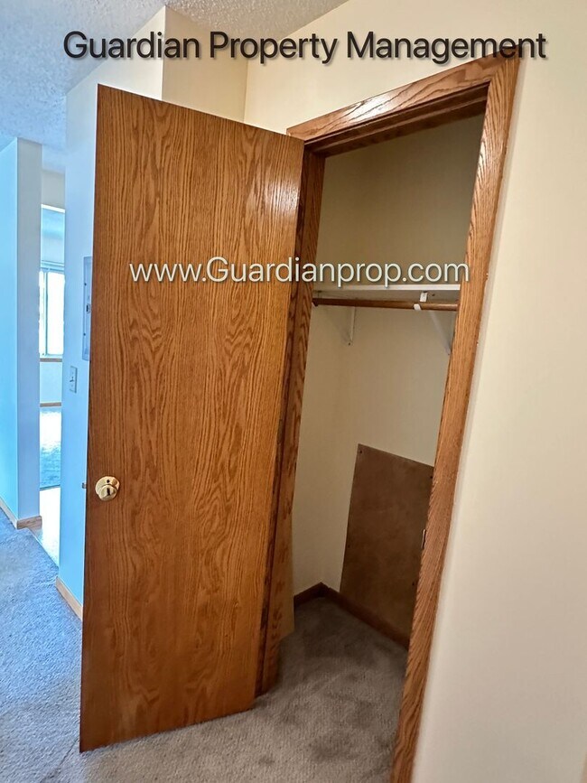 Building Photo - Longfellow Top Floor Apartment, Blocks Fro...