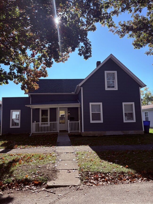 Building Photo - Charming 3BR 1BA Home w/ Sunroom • Stainless Kitchen • Yard w/ Fire Pit in Delaware