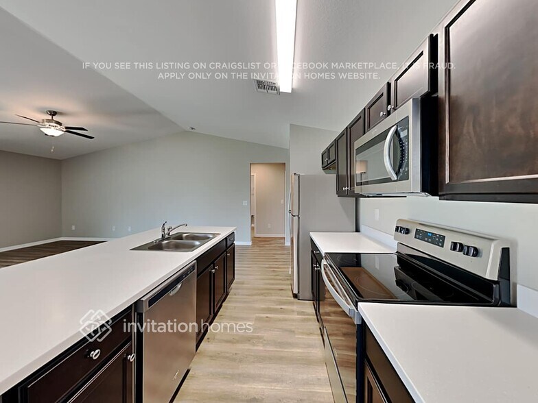 Building Photo - 742 NE 7th Pl